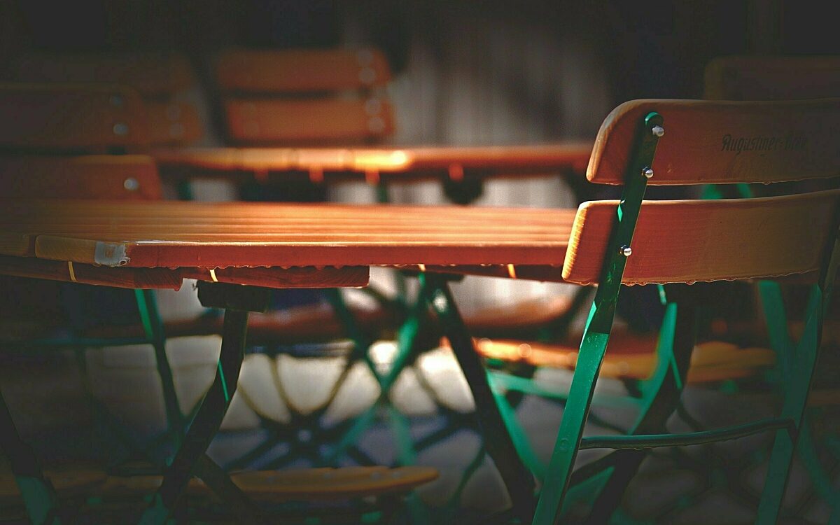 Stühle und Tische in einem Biergarten Stühle und Tische in einem Biergarten